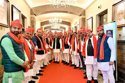 Video : अखिलेश यादव ने दी Breaking news , बोले -अपने सभी सांसदों का टिकट काटने जा रही BJP