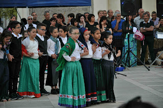 progetto Ballo Sardo-  Alcune foto dello spettacolo Ballus e Cantus in Piazza Marconi a San Gavino - scuola primaria di via Fermi