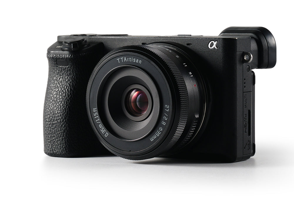 Объектив TTArtisan 27mm f/2.8 установлен на камеру Sony A6500