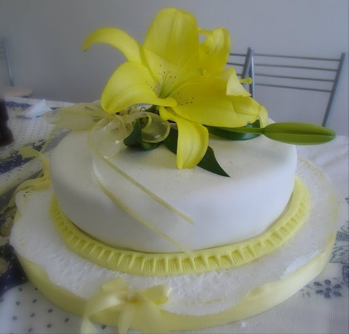 Torta básica de 1 piso color blanca con flores amarillas