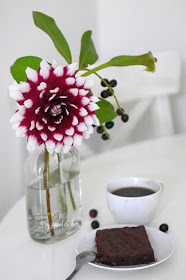 brownie cu ciocolata ceasca de cafea sticla cu flori