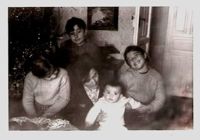 La abuela Celina en el centro. La que sonríe, esa soy yo