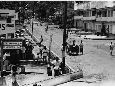 Persimpangan jalan di kabupaten klungkung tahun 1970.