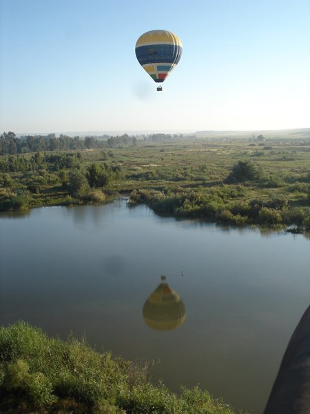 globo_volando_por_el_cielo