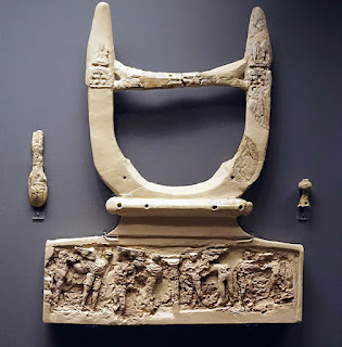 Eine antike Lyra aus Elfenbein, ausgestellt im Archäologischen Nationalmuseum in Athen