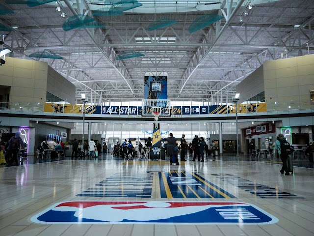 Ένα γήπεδο μπάσκετ στο αεροδρόμιο της Ιντιανάπολις! 