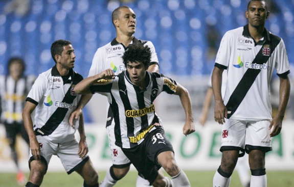 Vasco vacila no final e perde de virada para o Botafogo