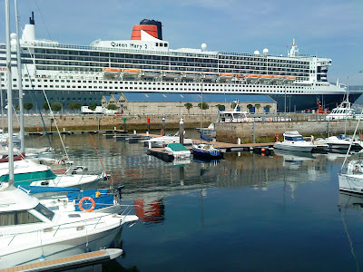 - The cruiser "Queen Mary 2" docked in the port of Vigo