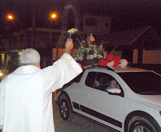 Momento especial da carreata, quando Padre Veraldo fez a bênção aos veículos participantes