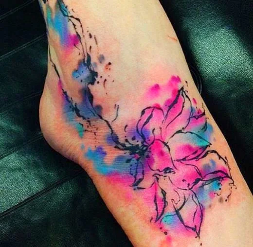 Vemos tatuajes femeninos para pies de acuarela a color