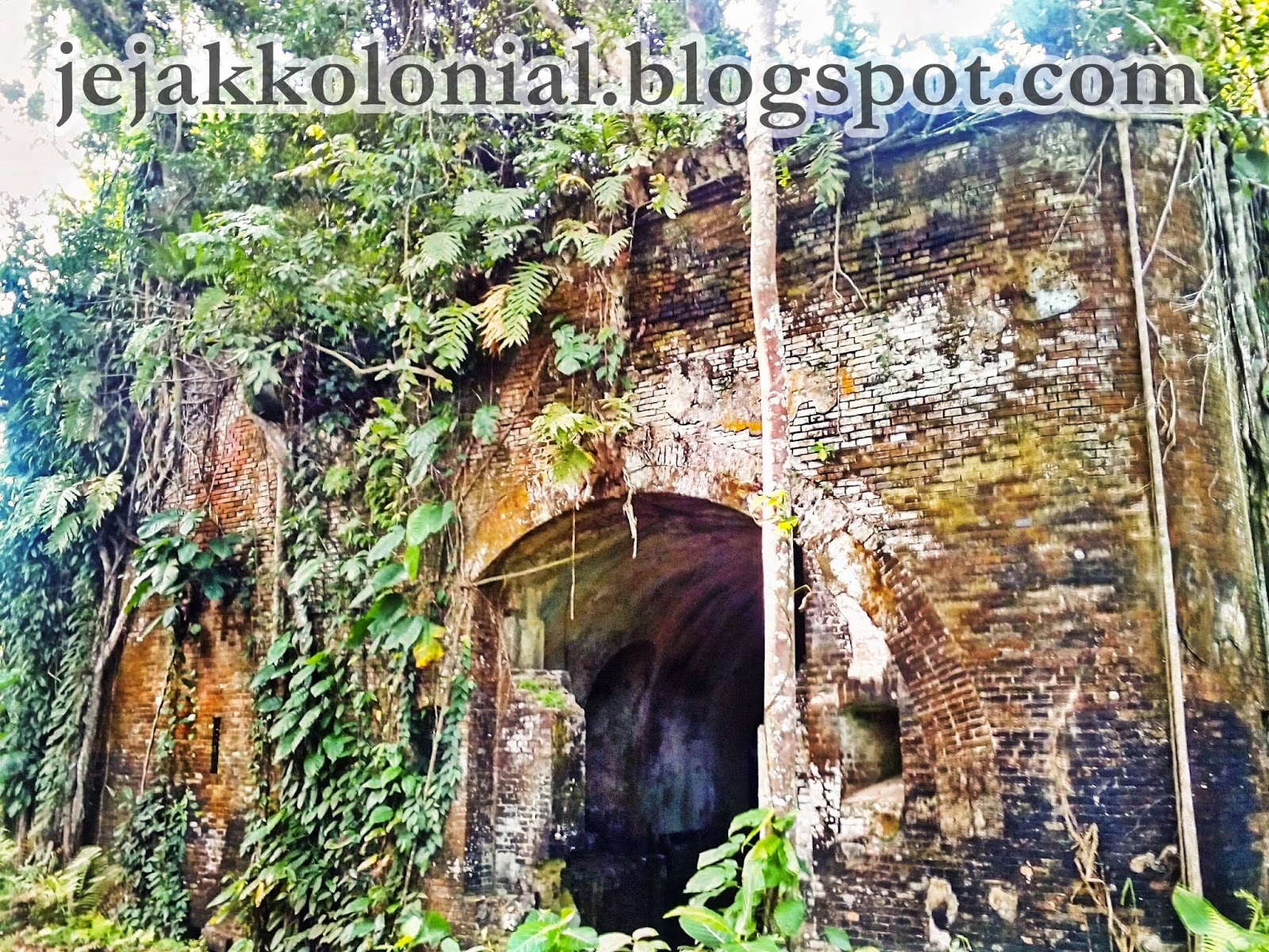 Dari Benteng Klingker perjalanan saya di Nusakambangan berlanjut ke Benteng Karangbolong yang terletak di timur pulau