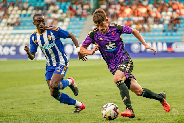 Toni Villa encara a un defensor de la Ponferradina. S. D. PONFERRADINA 1 REAL VALLADOLID C. F. 2 Jueves 28/07/2022, 20:00 horas. Partido amistoso. Ponferrada, León: 2.700 espectadores.