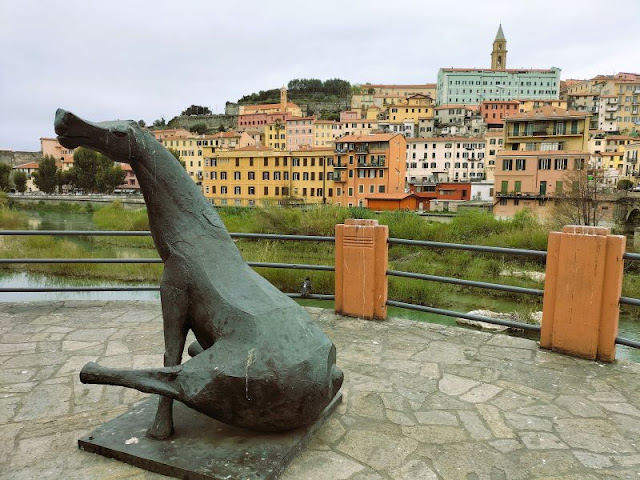 Il cavallino seduto scultura Ventimiglia
