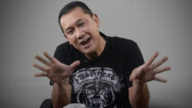 Denny Siregar Mengolok-olok Ustadz Abdul Somad yang Dideportasi dari Singapura, Minta UAS Memperbaiki Diri