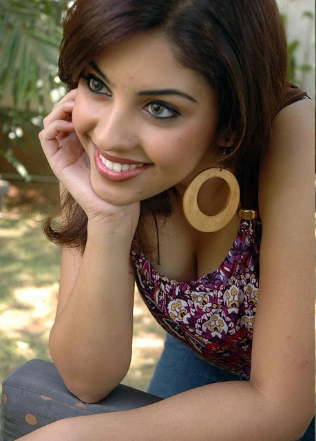 Richa Gangopadhyay latest pics in saree