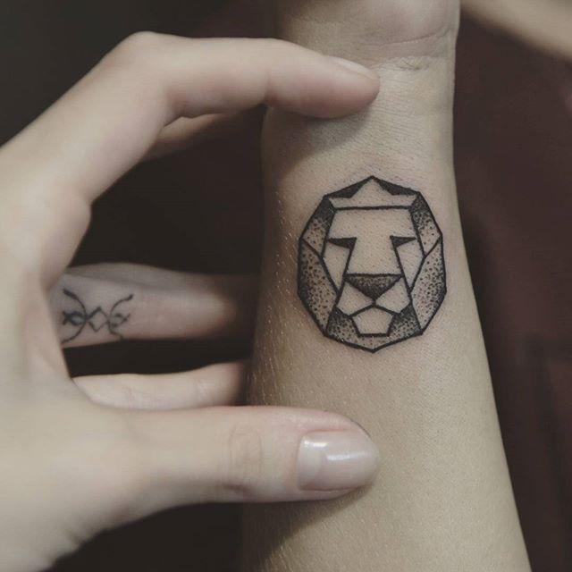 tatuagens de leão para homens e mulheres