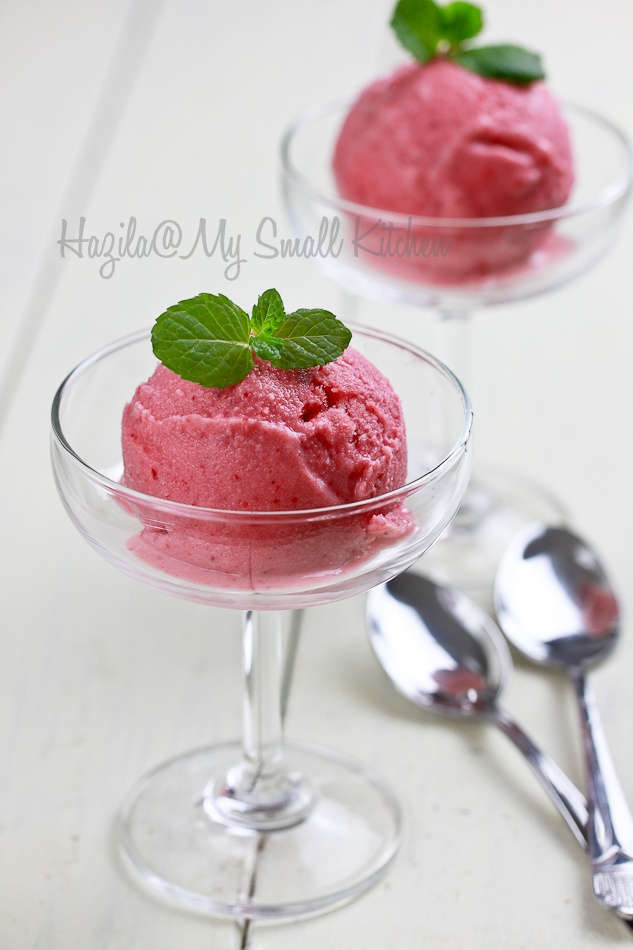 Strawberries Frozen Yogurt by Hazila