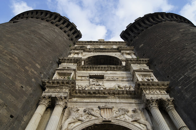 wejście do Castel Nuovo w Neapolu