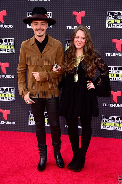  Joy Huerta y su chaqueta de flecos en suede de Saint Laurent