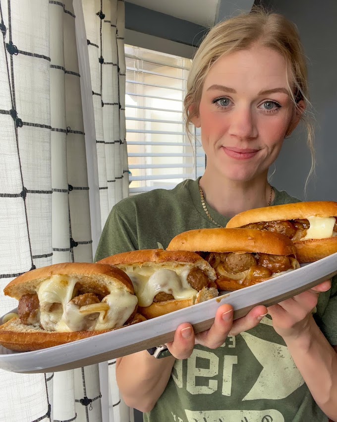 Slow Cooker French Onion Meatball Subs ✨ A must-try dish that's incredibly simple to make and tastes amazing! ✨