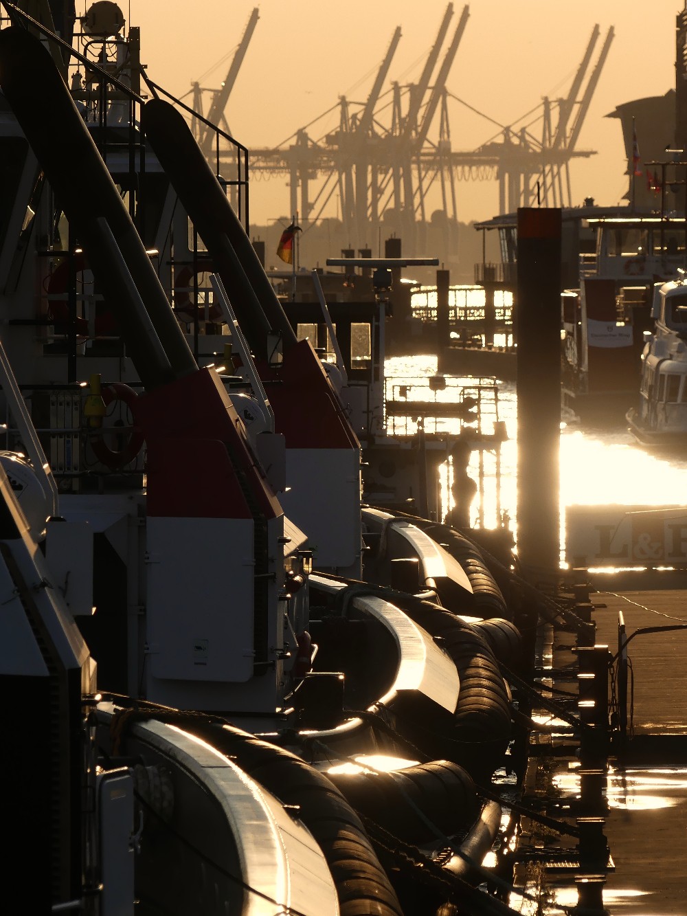 Schlepper bei Sonnenuntergang