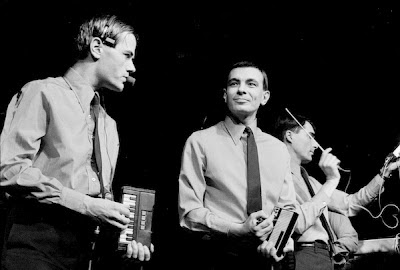 Ralf Hütter y Karl Bartos de Kraftwerk utilizando en directo el Bee Gees Rhythm Machine y el Stylophone el 14 de diciembre de 1981 en un concierto en Bremen durante la interpretación del tema Pocket Calculator