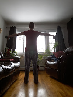 Jeune femme, salon, entraînement à la maison, poids libres