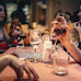 Bere e mangiare fuori casa è "fondamentale" per gli italiani