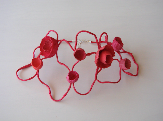 Collare Rosso di carta, maxi collana dipinta e realizzata a mano. Handmade paper necklace 