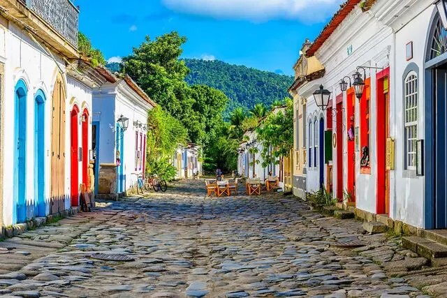 alameda cidade paraty com casas coloniais