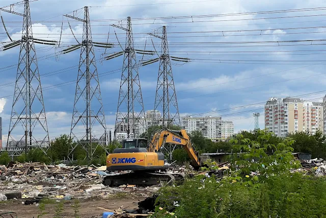 Бибиревская улица, дворы, гаражи в процессе сноса (бывшая автостоянка «Удача» МГСА СВАО, автостоянка «Энергия» МГСА СВАО)