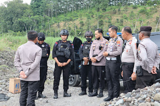 Polres Blitar Kota Bersama Tim Jihandak Lakukan Disposal Puluhan Granat di Kali Bladak Aliran Lahar Gunung Kelud