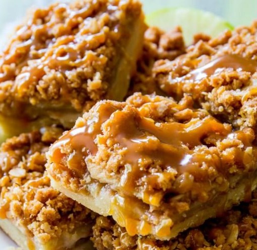 Salted Caramel Apple Pie Bars #Bars #Caramel