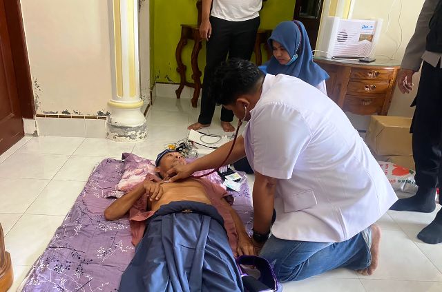 Polres Aceh Timur Berikan Layanan Kesehatan Home Visit Bagi Personel Yang Sakit