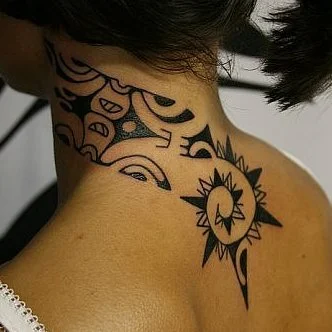 Vemos Tatuaje maori con significado en el cuello de una modelo