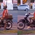 Seorang Pria Onani di Atas Sepeda Motor, Sambil Goda Perempuan di Taman