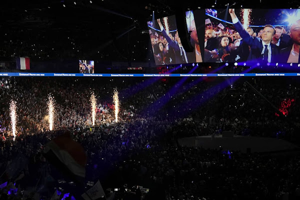 [VIDEO] Les chants des Jeunes avec Macron raillés sur les réseaux sociaux : « Bella ciao ! », « J’irai où tu iras ! », « Les corons ! »