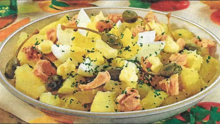 Insalata di patate, uova e tonno