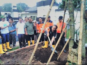 Tanam Pohon Perdamaian dan Siapkan 20 Lagu Andalan