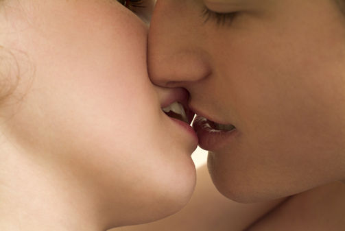Inilah Cara Ciuman Bibir Yang Dahsyat