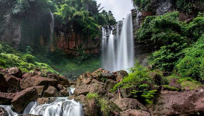 Suara Gong dan Kakek Misterius di Air Terjun Cianjur