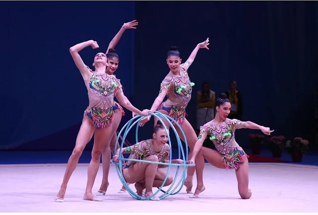 De collant colorido e transparente, o conjunto brasileiro junta os arcos azuis formando um globo com uma atleta dentro dele