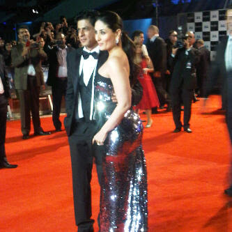 Kareena Kapoor Luks Beautiful & Hot In Black Gown At Ra One London Premiere