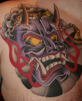 Tatuagem com Mascara Oriental nas costas