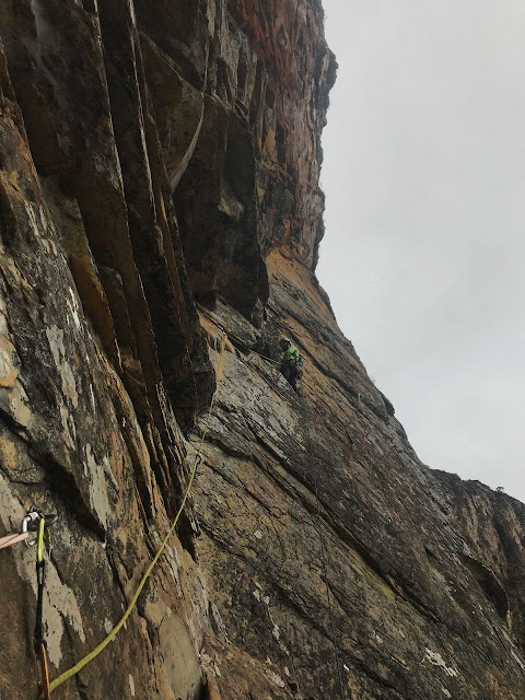 escalada na via torres del pânico no tabuleiro minas gerais