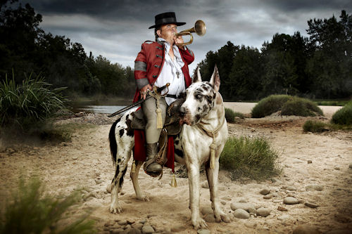 Hombre pequeño con perro grande by Jonathan May | Haz clic para ampliar