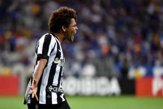 Botafogo vence Cruzeiro no Mineirão, derruba tabu e segue subindo na tabela