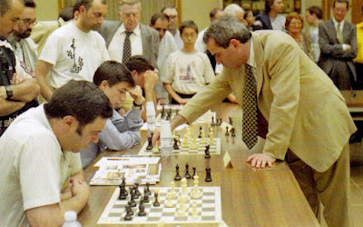 Kaspárov, jugando contra Pablo Santos, en simultáneas