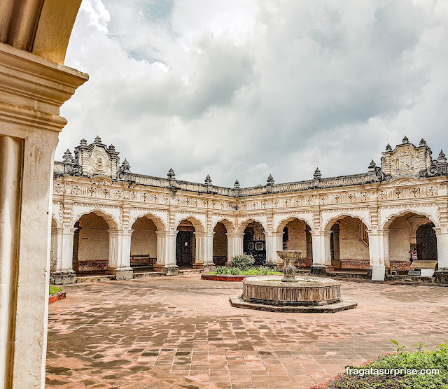 pátio da Universidade San Carlos ou Museu Colonial de Antigua Guatemala