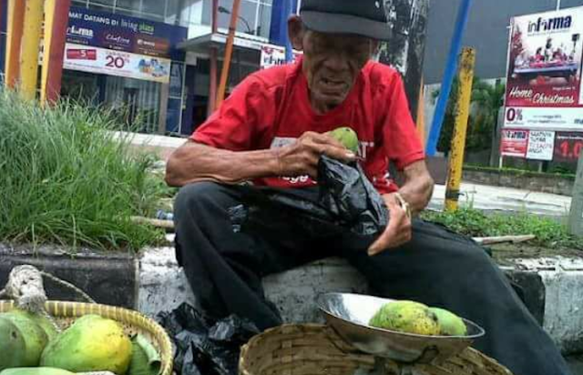 Tega! 4 Ibu Ini Menawar Harga Mangga dengan Harga Sangat Murah, Tiba-tiba Seorang Ibu Lainnya Datang dan Langsung Bikin Mereka Kaget Bukan Main!!